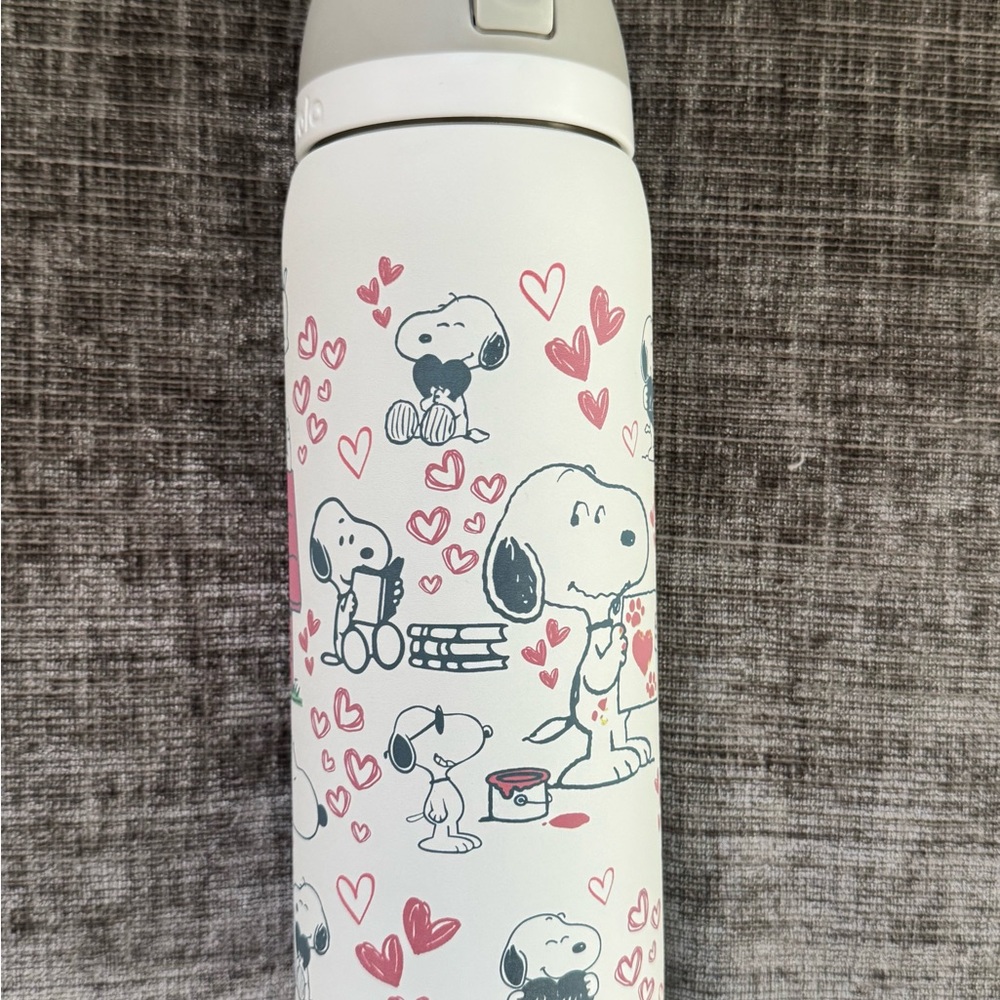 Snoopy Water Bottle with Heart Design - Picture 2 of 5